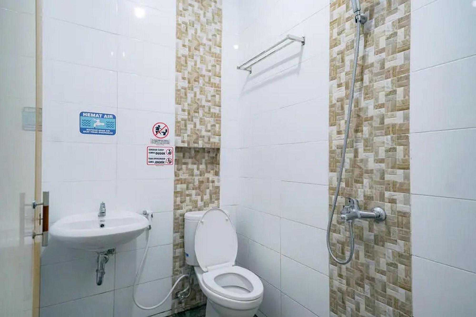 Reddoorz Near Ekowisata Mangrove Belawan Hotell Rum bild